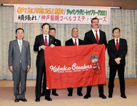 神戸市の久元喜造市長（左から２人目）と記念撮影に臨む神戸製鋼のトム・フランクリン共同主将（右から２人目）＝神戸市役所