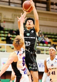 西宮-青森　第１クオーター　シュートを放つ西宮の渡辺（１０）＝西宮市河原町、西宮市立中央体育館（撮影・中西幸大）