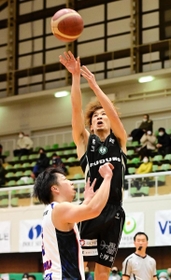 西宮-青森　第３クオーター　シュートを放つ西宮の松崎（撮影・中西幸大）