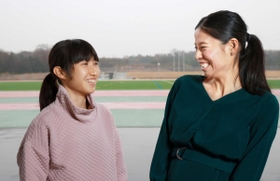 同郷の先輩として北京五輪代表の小林祐梨子さん（右）を慕う田中希実＝２０２０年１２月、小野市の小野希望の丘陸上競技場アレオ（撮影・吉田敦史）