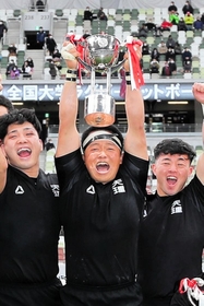 優勝杯を手にして歓喜の雄たけびをあげる天理大の松岡大和主将ら（日本ラグビーフットボール協会提供）