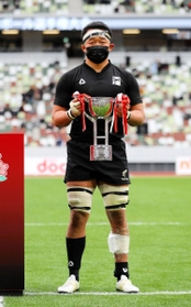 優勝杯を手にする天理大の松岡大和主将（日本ラグビーフットボール協会提供）