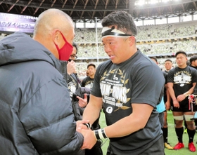 早大の相良南海夫監督と健闘をたたえ合う天理大の松岡大和主将（右）＝日本ラグビーフットボール協会提供