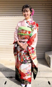 成人の日に振り袖姿を披露する安田祐香＝神戸市内（東急エージェンシープロミックス提供）