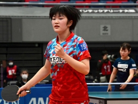 女子シングルス６回戦で平野美宇（右奧）からポイントを奪い、拳を握る木原美悠（撮影・秋山亮太）