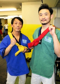 カラフルなベルトを手にする波多野鉄兵（左）と黒崎辰馬＝神戸市中央区の修斗ＧＹＭ神戸