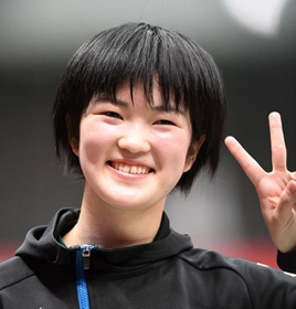 ４強入りを果たしＶサインを見せる木原美悠＝丸善インテックアリーナ大阪（撮影・北村雅宏）