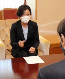 大会アンバサダー就任への意気込みを語る野口みずきさん＝神戸市役所