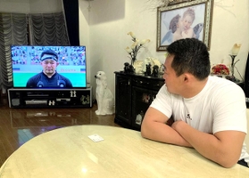 ラグビー大学選手権決勝で話題となった試合後のインタビューを自宅で見返す天理大の松岡大和主将＝神戸市北区