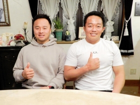天理大の松岡大和主将（右）がラグビーを始めるきっかけを与えてくれた兄・健人さんと記念写真に応じる＝神戸市北区