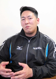 五輪への思いを語る重量挙げの山本俊樹＝尼崎市内