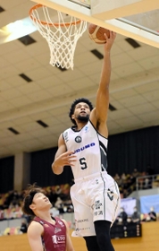 越谷-西宮　西宮に加入したボンズが初出場。第１クオーターにシュートを決める（Ｃ）B.LEAGUE
