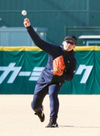 自主トレーニングでキャンプインに備える西武・栗山巧＝埼玉県所沢市（代表撮影）