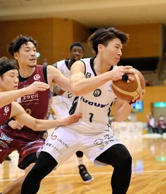 越谷-西宮　第３クオーター、相手守備を振り切る西宮の今野（右）（Ｃ）B.LEAGUE