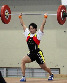 女子６４キロ級　トータル１５９キロの大会新記録で優勝した須磨友が丘の坂本琴音