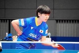 昨年１０月の日本代表練習会に参加した友野有理。サーブのボールも左手で上げる＝東京都北区の味の素ナショナルトレーニングセンター（提供・日本肢体不自由者卓球協会）