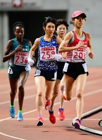 陸上の日本選手権女子５０００メートルを制し、東京五輪代表に決まった田中希実（中央）＝２０２０年１２月、大阪市のヤンマースタジアム長居