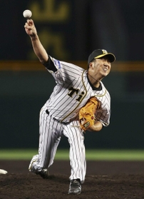 引退試合の巨人戦で登板する阪神・藤川球児氏（代表撮影）＝２０２０年１１月、西宮市の甲子園球場