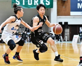 西宮-香川　第２クオーター、ドリブルで攻め込む西宮の岸田（Ｃ）B.LEAGUE
