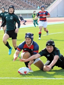 Ａブロック決勝・関学－星陵　前半、敵陣ゴール前で競り合う関学のナンバー８松田（左）＝ユニバー記念競技場
