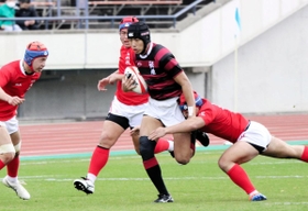 Ｂブロック決勝・神戸科技-報徳　前半、敵陣に切り込む報徳の選手（中央）＝神戸市須磨区、ユニバー記念競技場