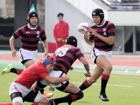 Ｂブロック決勝・神戸科技-報徳　前半、パスを受けて敵陣に切り込む報徳の選手（右）＝神戸市須磨区、ユニバー記念競技場