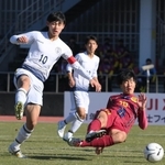 関東第一-神戸弘陵　後半、競り合う神戸弘陵・徳弘＝千葉県市原市のゼットエーオリプリスタジアム（撮影・堀内翔）