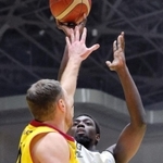 群馬-西宮　第１クオーター、シュートを決める西宮・ムボジ（Ｃ）B.LEAGUE