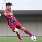 神戸弘陵-帝京長岡　後半、パスを出す神戸弘陵・木谷亮太＝フクダ電子アリーナ（撮影・堀内翔）
