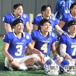 チームメートと笑顔の関学大・奥野（前列左）＝東京ドーム（撮影・金田祐二）