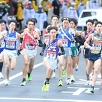今年の箱根駅伝で一斉にスタートする１区の選手たち＝東京・大手町