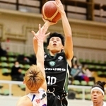 西宮-青森　第１クオーター　シュートを放つ西宮の渡辺（１０）＝西宮市河原町、西宮市立中央体育館（撮影・中西幸大）