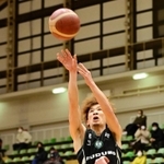 西宮-青森　第３クオーター　シュートを放つ西宮の松崎（撮影・中西幸大）