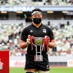 優勝杯を手にする天理大の松岡大和主将（日本ラグビーフットボール協会提供）