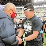早大の相良南海夫監督と健闘をたたえ合う天理大の松岡大和主将（右）＝日本ラグビーフットボール協会提供