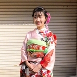 成人の日に振り袖姿を披露する安田祐香＝神戸市内（東急エージェンシープロミックス提供）
