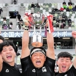 優勝杯を手にして歓喜の雄たけびをあげる天理大の松岡大和主将ら（日本ラグビーフットボール協会提供）