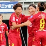 ＩＮＡＣ神戸との契約を更新した田中（左から２人目）、中島（左端）、杉田（右端）。鮫島（右から２人目）は大宮への移籍が決まった＝２０２０年12月12日、三木市、三木総合防災公園陸上競技場