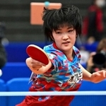 女子シングルス６回戦で平野美宇（右奧）にストレート勝ちし、８強入りした木原美悠（撮影・秋山亮太）