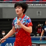 女子シングルス６回戦で平野美宇（右奧）からポイントを奪い、拳を握る木原美悠（撮影・秋山亮太）