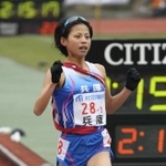 ２位でフィニッシュする兵庫のアンカーで北京五輪代表の小林祐梨子＝２０１３年１月１３日、京都市の西京極陸上競技場