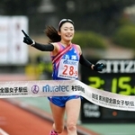 １４年ぶり４度目の優勝を果たした兵庫のアンカー福田有以＝２０１８年１月１４日、京都市の西京極陸上競技場