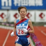 初の連覇を達成した兵庫のアンカー川島亜希子＝２００４年１月１１日、西宮市の西京極陸上競技場