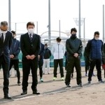 神戸市の方向を向いて黙とうするオリックスのドラフト３位新人の来田涼斗外野手（後列左端）ら＝１７日正午、大阪市（代表撮影）