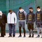 黙とうする阪神のドラフト１位新人の佐藤輝明内野手（中央）ら＝１７日午前、西宮市（代表撮影）