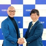 Ｊリーガーのセカンドキャリア支援に向け、業務提携を結んだ元選手の近藤岳登さん（左）と日本営業大学の中田仁之学長＝２０２０年１２月、大阪市北区