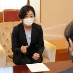 大会アンバサダー就任への意気込みを語る野口みずきさん＝神戸市役所