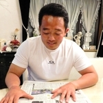初優勝したラグビー全国大学選手権決勝の記事が載った本紙を手にする天理大の松岡大和主将＝神戸市北区
