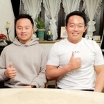 天理大の松岡大和主将（右）がラグビーを始めるきっかけを与えてくれた兄・健人さんと記念写真に応じる＝神戸市北区