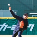 自主トレーニングでキャンプインに備える西武・栗山巧＝埼玉県所沢市（代表撮影）